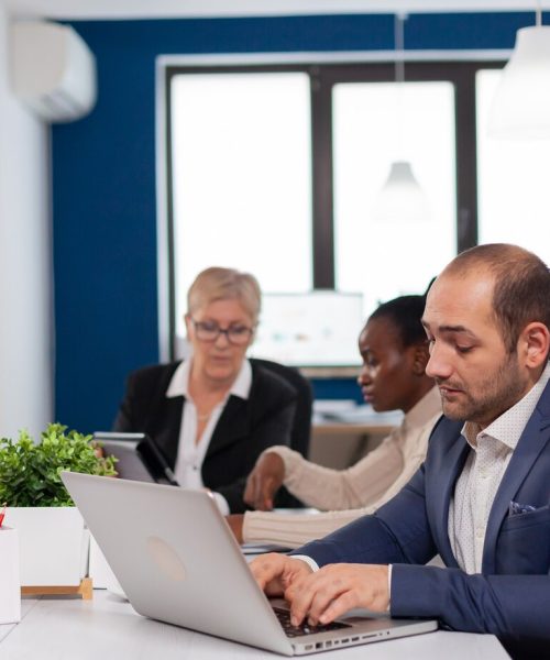 homme-affaires-occupe-utilisant-ordinateur-portable-tapant-assis-table-conference-dans-salle-audience-concentree-travail_482257-5123 homme-affaires-occupe-utilisant-ordinateur-portable-tapant-assis-table-conference-dans-salle-audience-concentree-travail_482257-5123