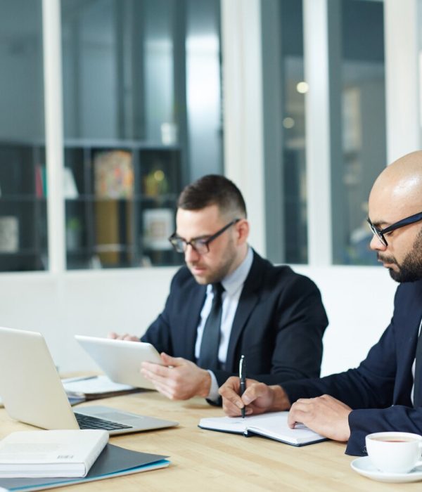 hommes-qui-travaillent-dans-bureau_1098-13464 hommes-qui-travaillent-dans-bureau_1098-13464
